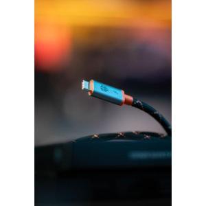 X_PR1MEGEAR_Thunderbolt_4_Cable_75_cm